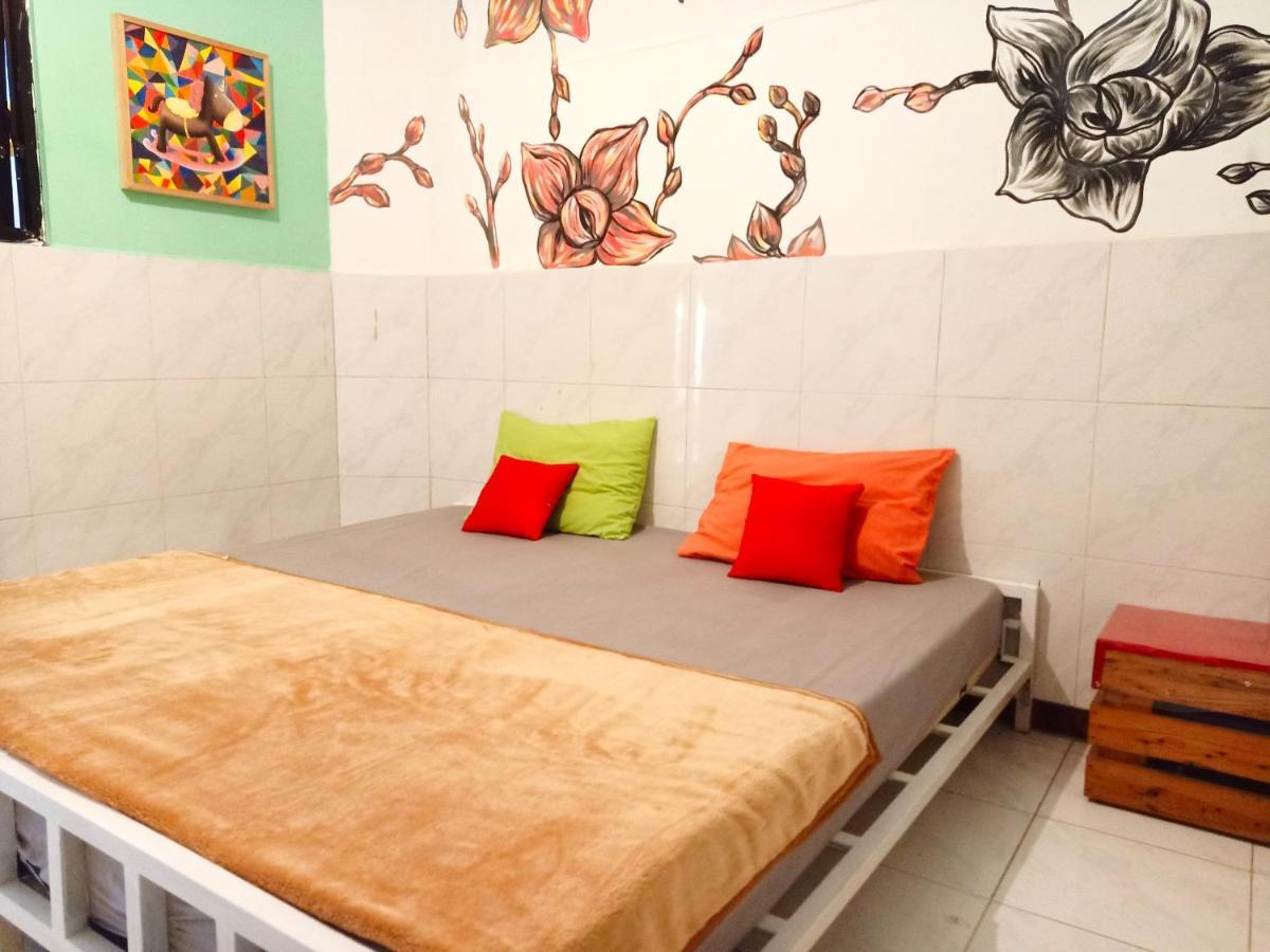 Deoplet Homestay & Gallery Джок'якарта Екстер'єр фото