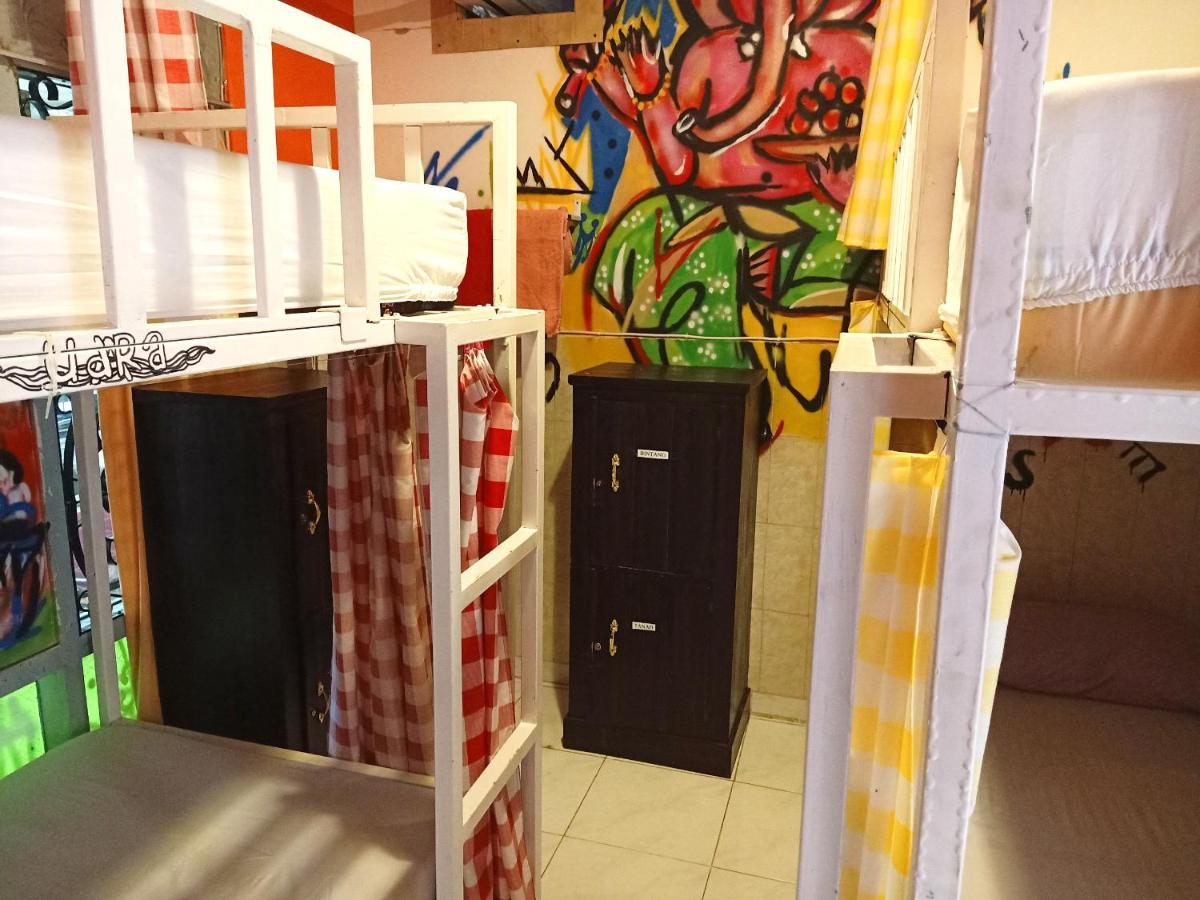 Deoplet Homestay & Gallery Джок'якарта Екстер'єр фото