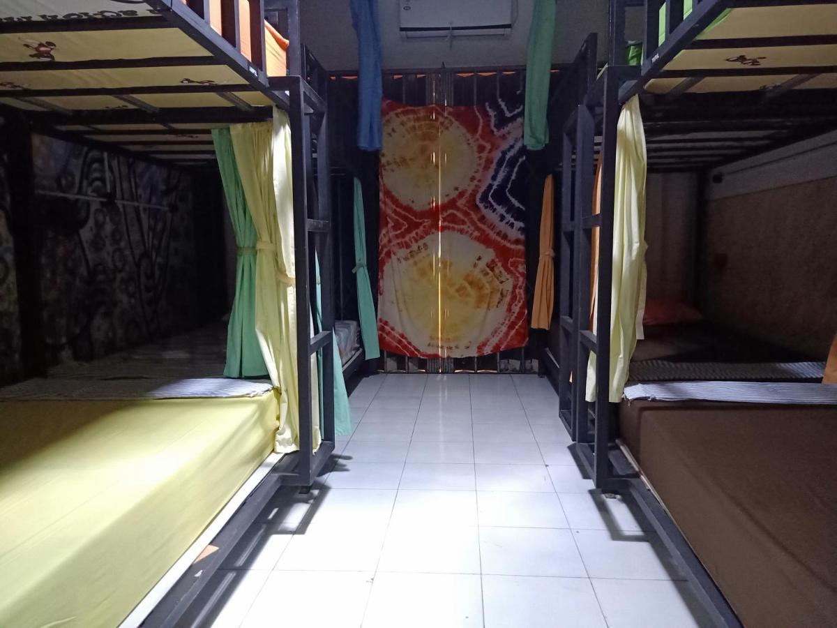 Deoplet Homestay & Gallery Джок'якарта Екстер'єр фото