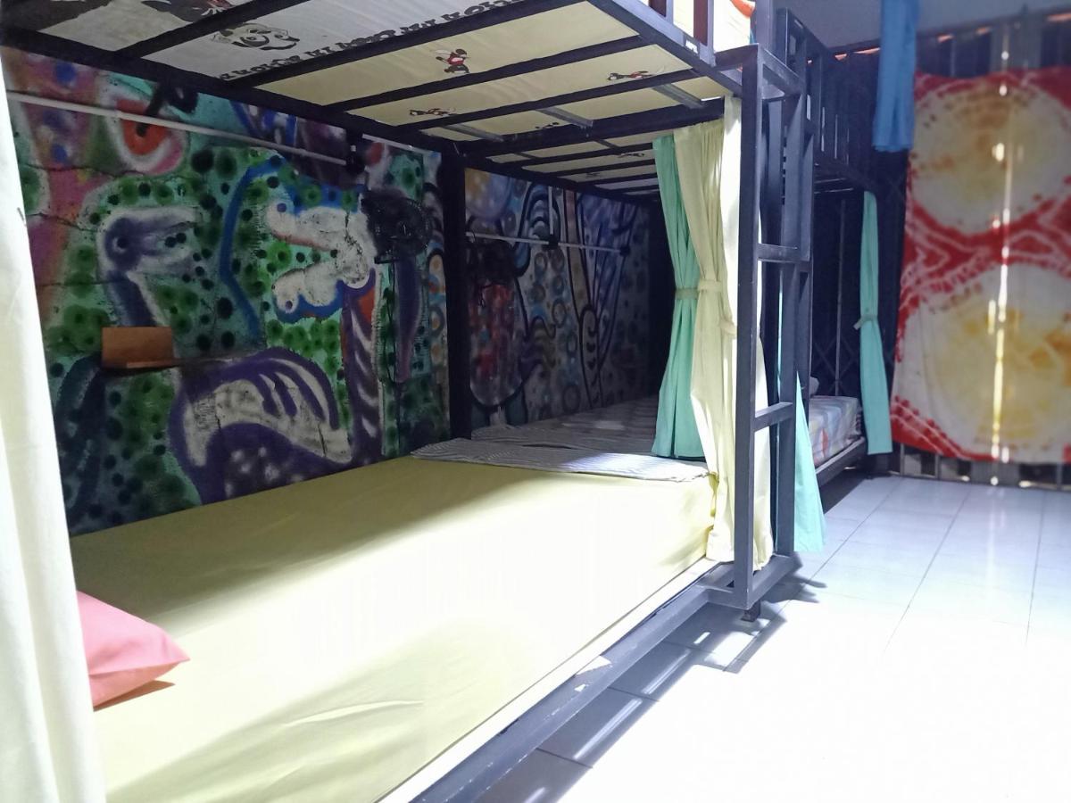 Deoplet Homestay & Gallery Джок'якарта Екстер'єр фото
