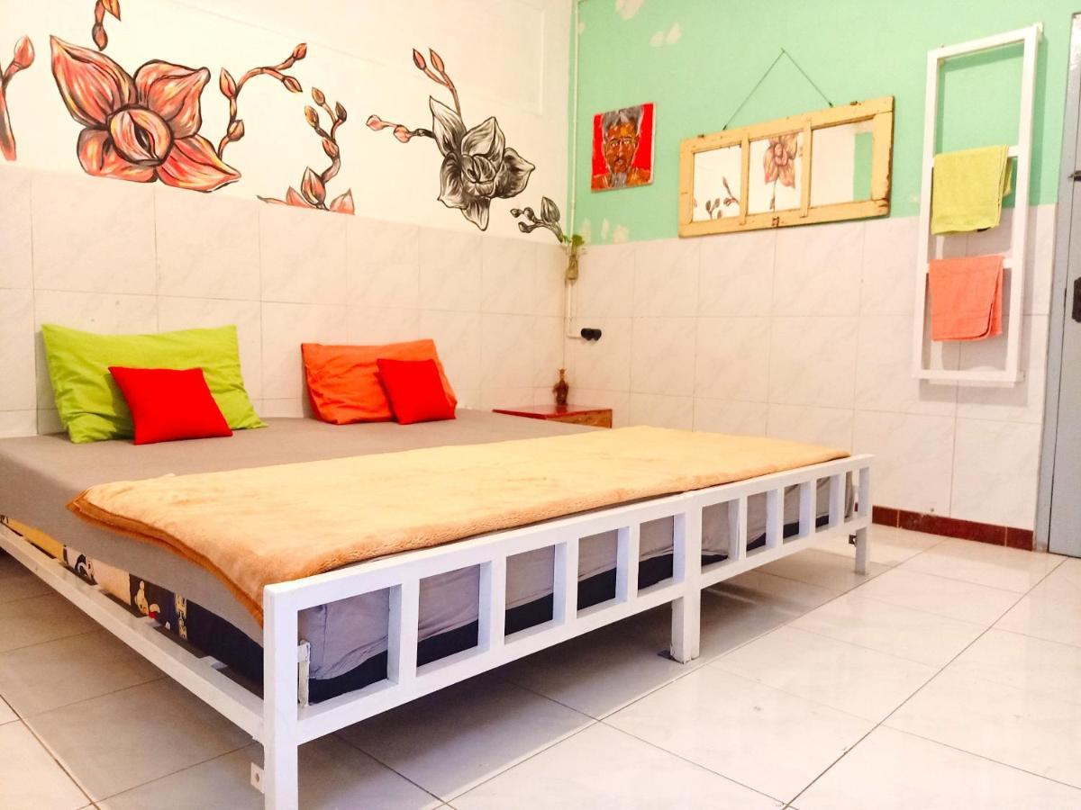 Deoplet Homestay & Gallery Джок'якарта Екстер'єр фото