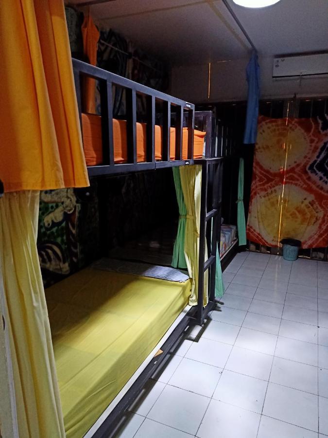 Deoplet Homestay & Gallery Джок'якарта Екстер'єр фото